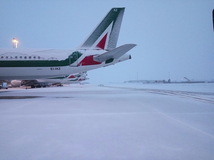 Aeroporto di Fiumicino con la neve lunedì 26 febbraio: piste chiuse, voli ritardati o cancellati