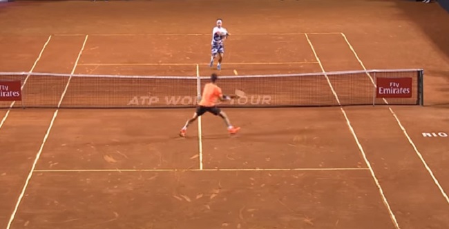 YOUTUBE Fabio Fognini perde la racchetta, la riprende al volo e fa punto
