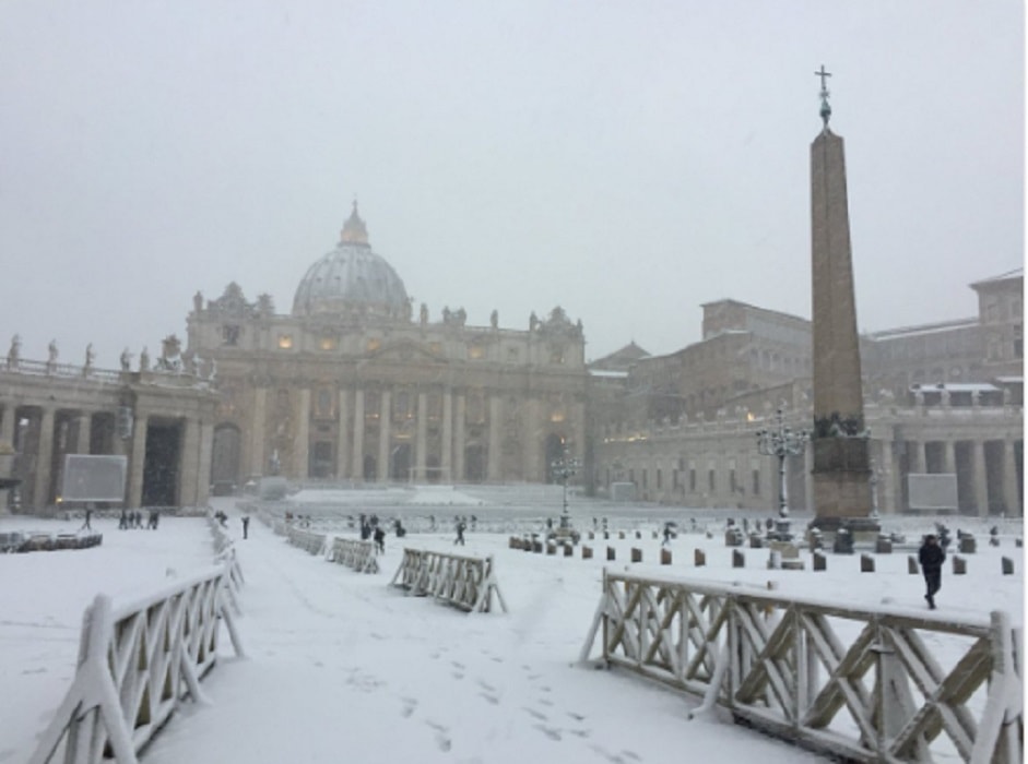 Neve a Roma, piazza San Pietro imbiancata VIDEO