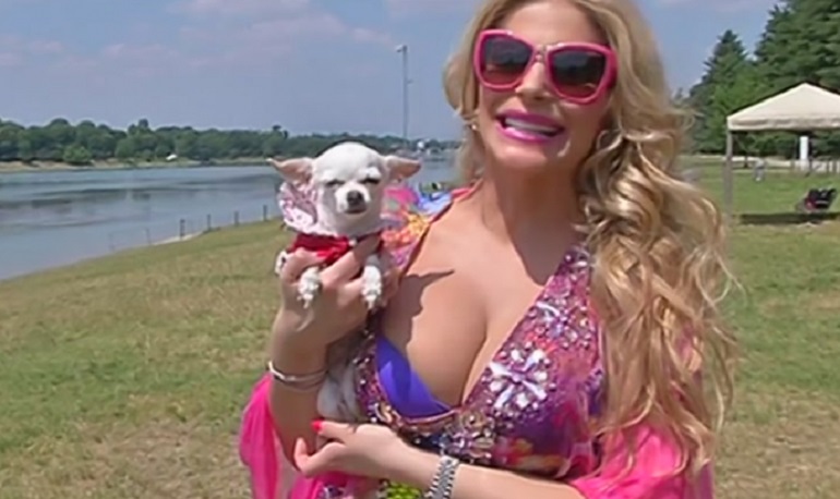 Francesca Cipriani, l'appello di AIDAA: "Lascia l'Isola dei Famosi e torna a casa dal tuo cane"