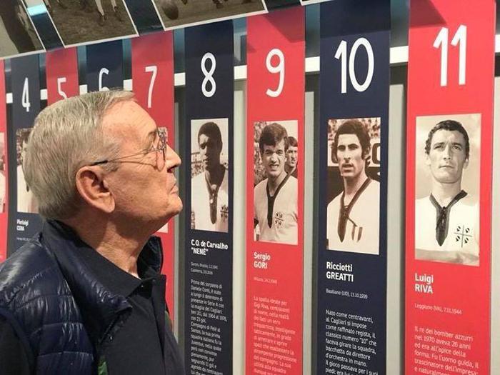 Gigi Riva aiuta il mendicante che in cambio gli sfila il portafoglio