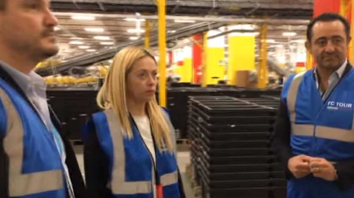 Giorgia Meloni, blitz nella sede Amazon: "Non ci sarà nessun braccialetto"