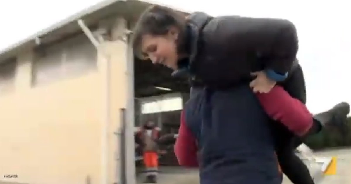 Piazza Pulita, giornalista portata via di peso durante intervista