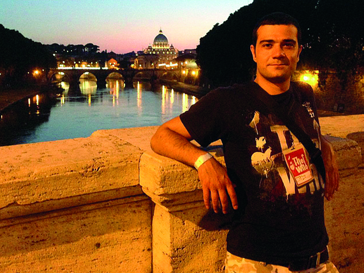 Giulio Zampini presta il suo corpo alla scienza per testare farmaci. Lo pagano 10 euro l'ora