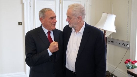 Piero Grasso con Jeremy Corbyn (foto Facebook)