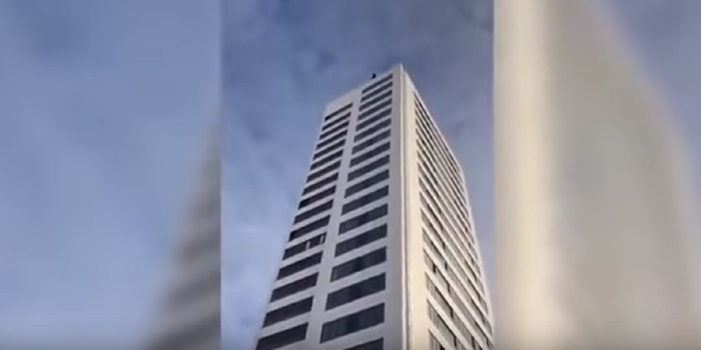 Base jumper si lancia dal grattacielo alto 75 metri ma il paracadute non si apre