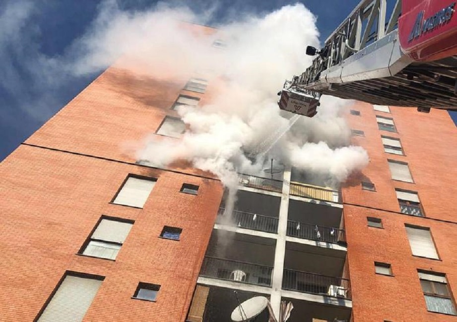 Milano, palazzo in fiamme: morto il ragazzino di 13 anni intossicato