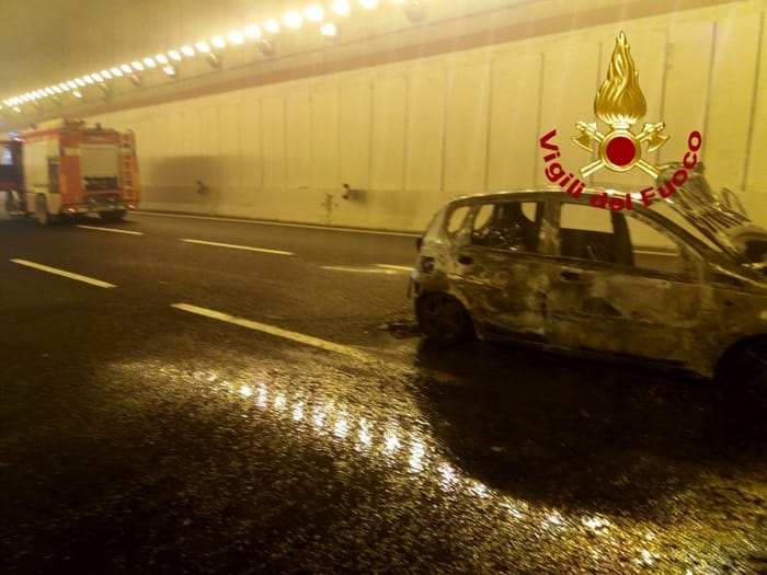 Roma, incidente Grande Raccordo Anulare: 4 vetture coinvolte, una ha preso fuoco