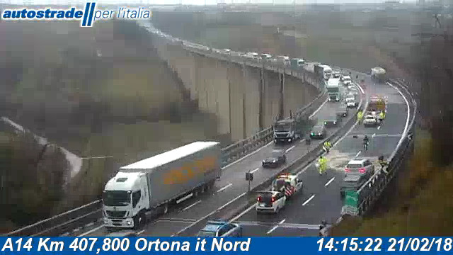 A14, incidente tra due auto e un camion