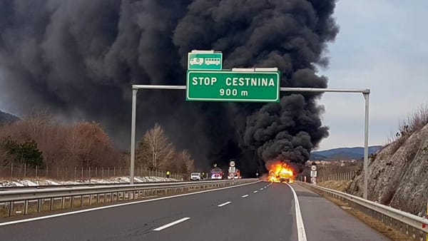 trieste camion va a fuoco
