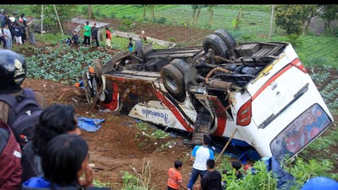 Strage di turisti in Indonesia. Un bus è precipitato dalla collina