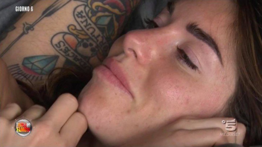 Isola dei Famosi, lite Rosa Perrotta-Alessia Mancini. E la capanna va a fuoco