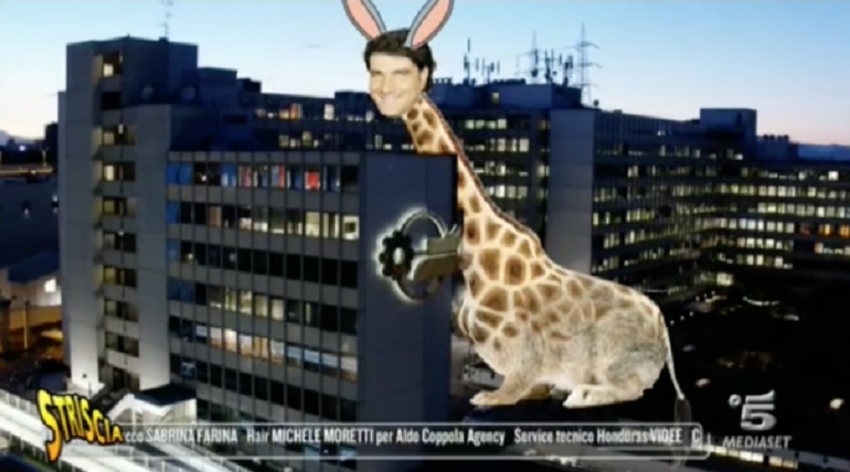 Isola dei Famosi, in studio il fotomontaggio contro il direttore di Canale 5