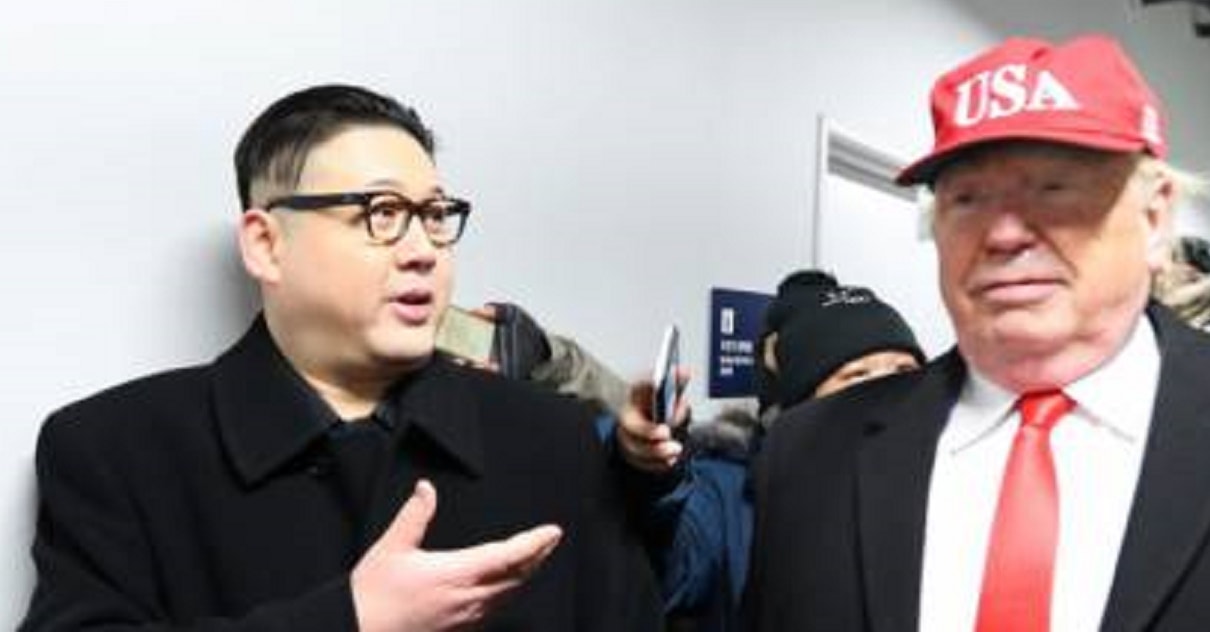 In tribuna Trump e Kim si abbracciano ma...sono due sosia