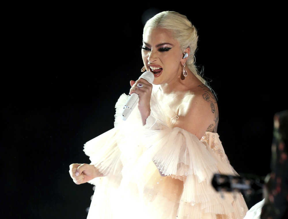 Lady Gaga malata, annulla concerti: cos'è la fibromialgia