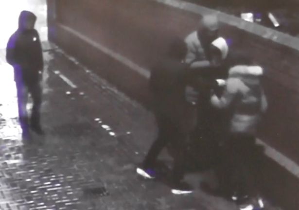 Un giovane è stato accoltellato davanti ad un pub a Leicester