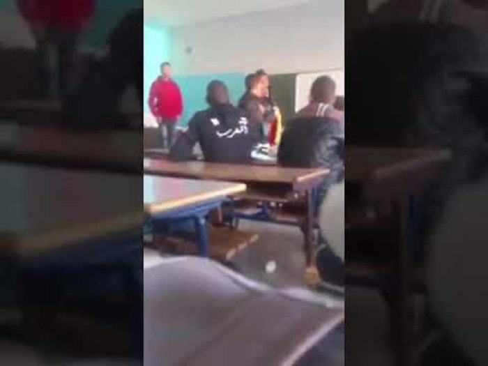 Maneggio: insulti e bestemmie contro il prof per lo smartphone rotto. Video virale su YouTube