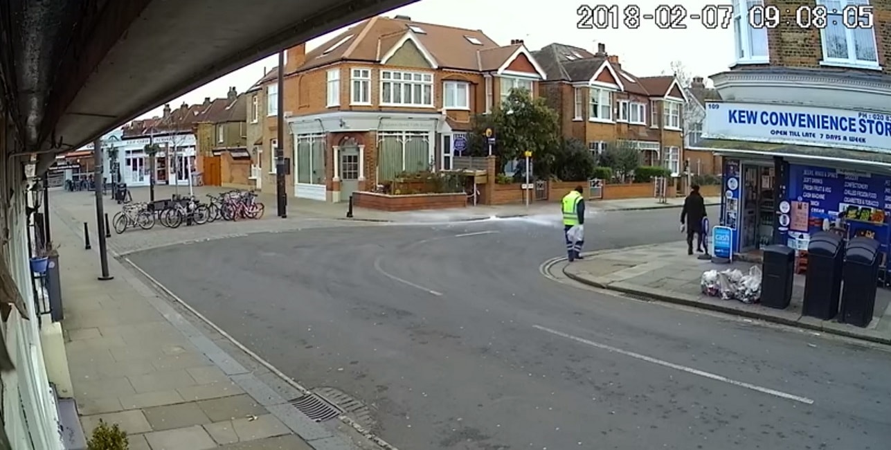 YOUTUBE Londra, blocco di ghiaccio precipita e sfiora i passanti