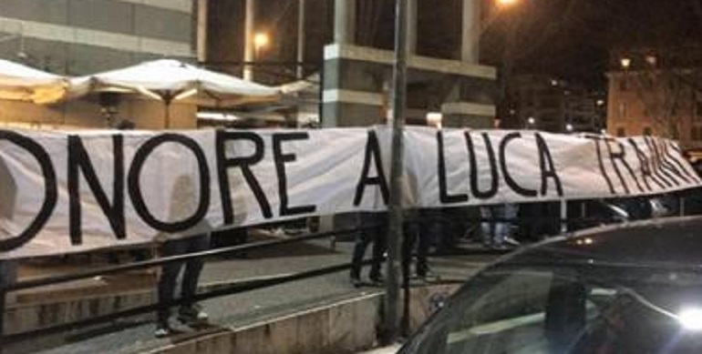Lo striscione esposto a Ponte Milvio