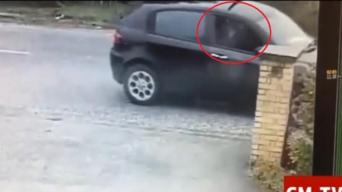 La Bmw nera a bordo della quale Luca Traini ha sparato ai migranti per le strade di Macerata