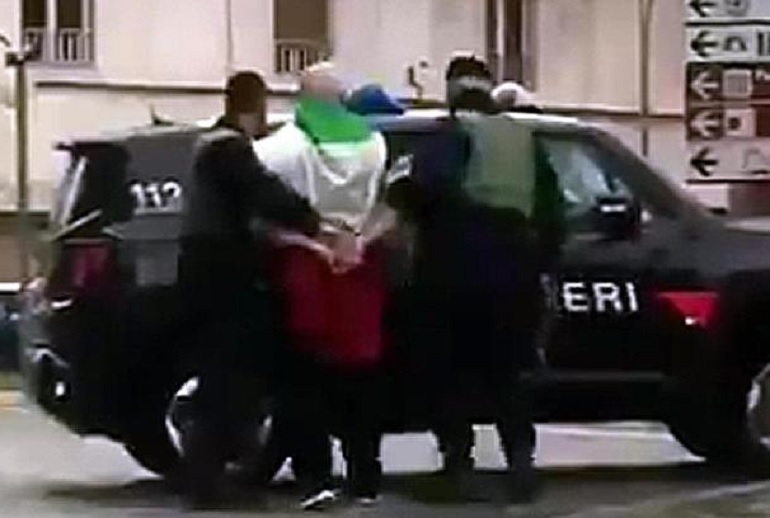 Il momento dell'arresto di Luca Traini (foto Ansa)