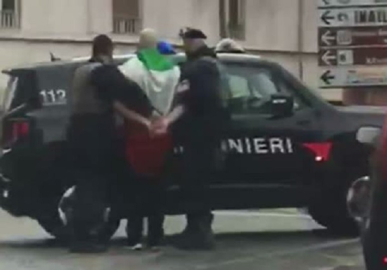 Il momento dell'arresto (foto Ansa)