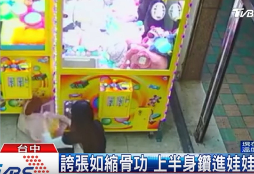 Contorsionista entra nella macchina acchiappa premi e ruba 7 peluche