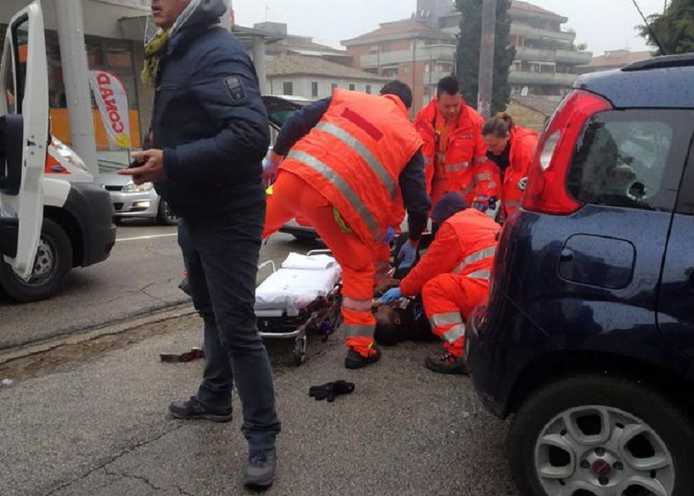 Uno dei feriti del raid razzista di Luca Traini (foto Ansa)