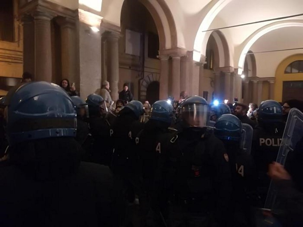 Macerata, tensioni al corteo di Forza Nuova: scontri e cariche della polizia