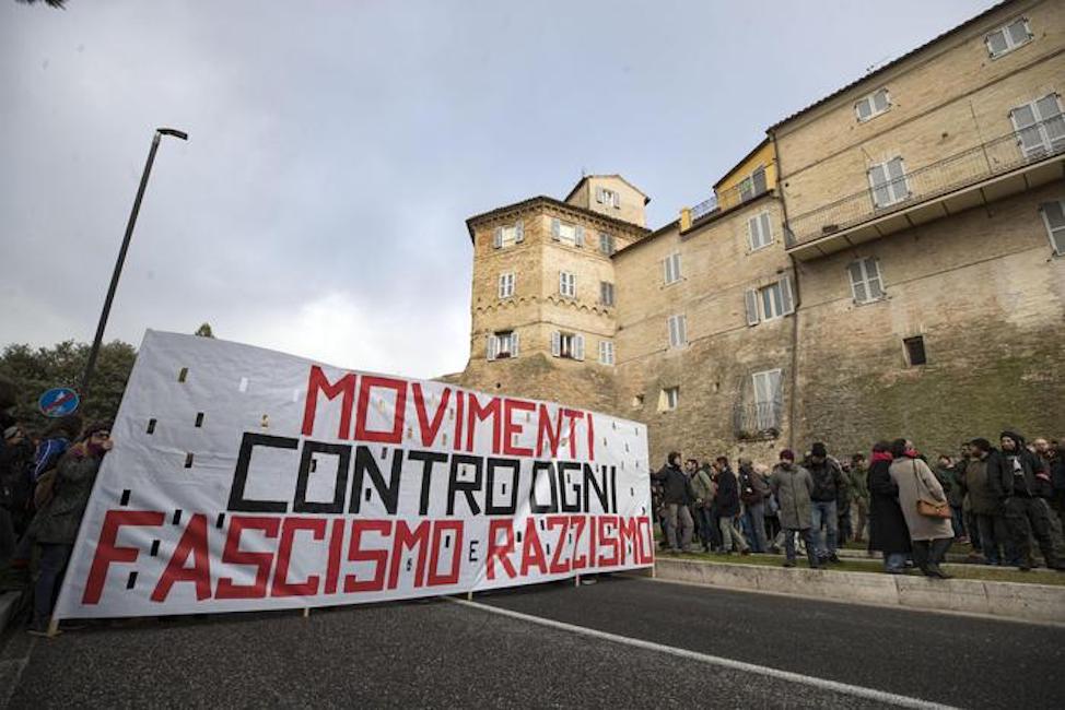 Nel giorno del ricordo delle Foibe, il coro choc a Macerata