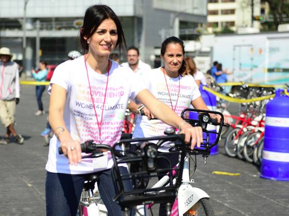 Neve a Roma manda città in tilt: Virginia Raggi sotto il sole