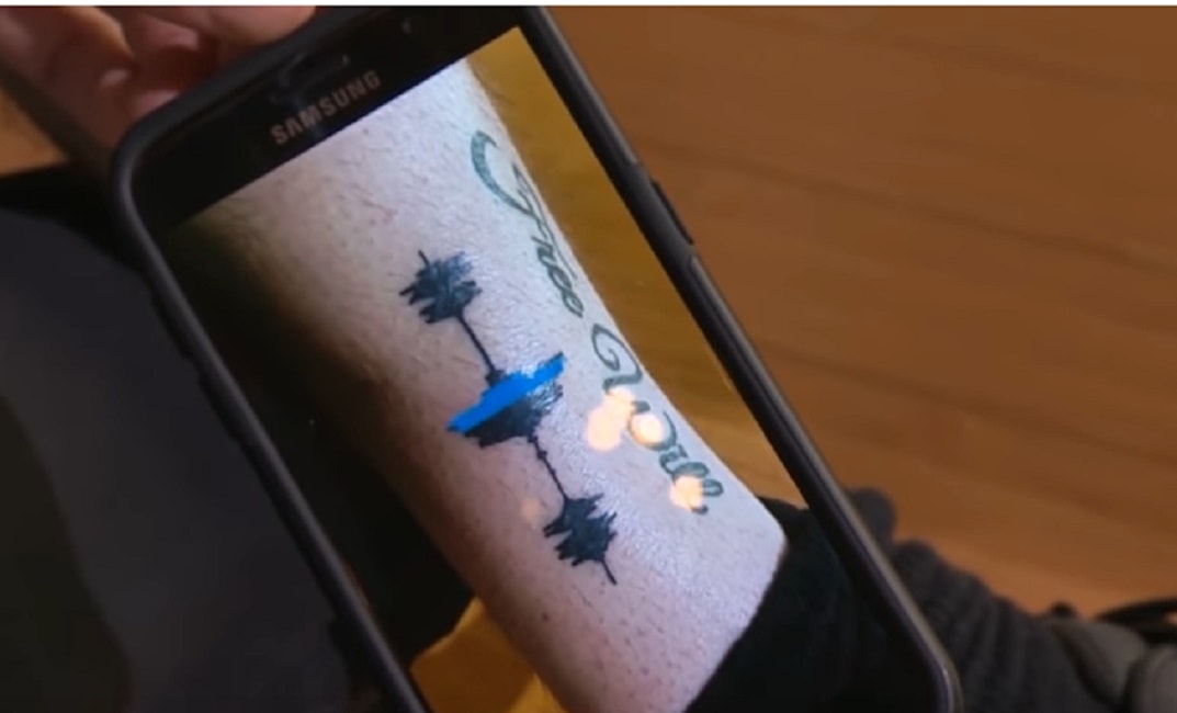 Dal tatuaggio sente voce mamma morta grazie all'inchiostro a onde sonore