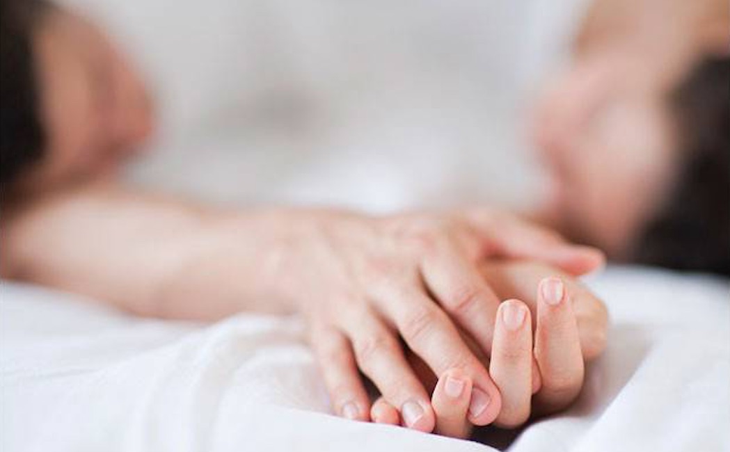 Mano nella mano si sente meno dolore: è scienza