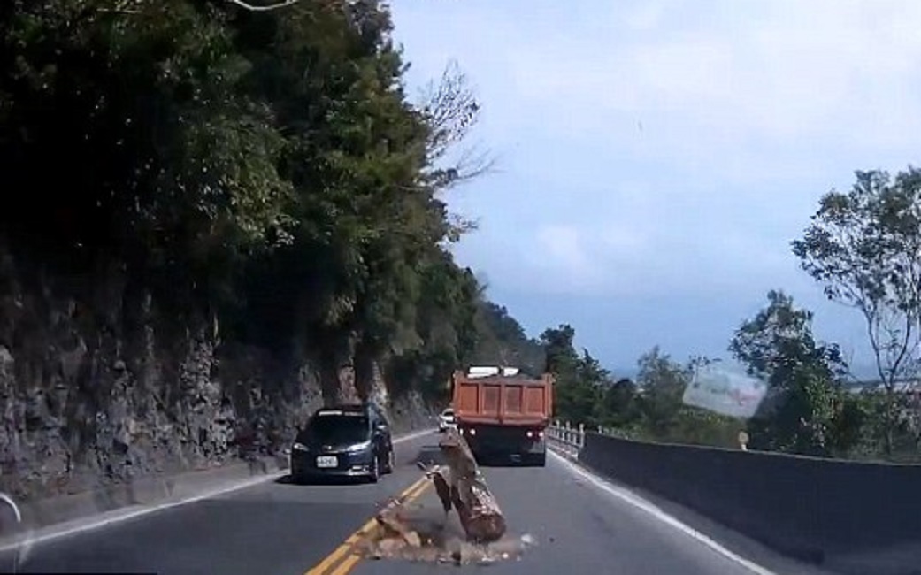 Masso si stacca e si abbatte sull'autostrada: auto sfiorata