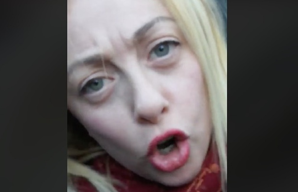 Giorgia Meloni, sputi e bottiglie in testa a Livorno: "Io aggredita"