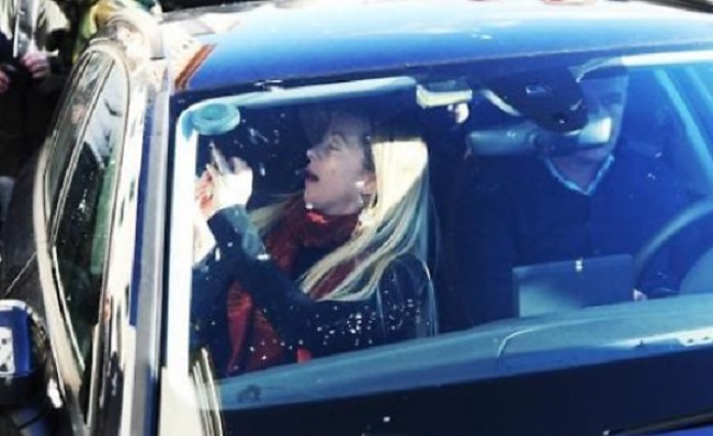 Giorgia Meloni contestata con sputi e bottigliate a Livorno: 21 indagati