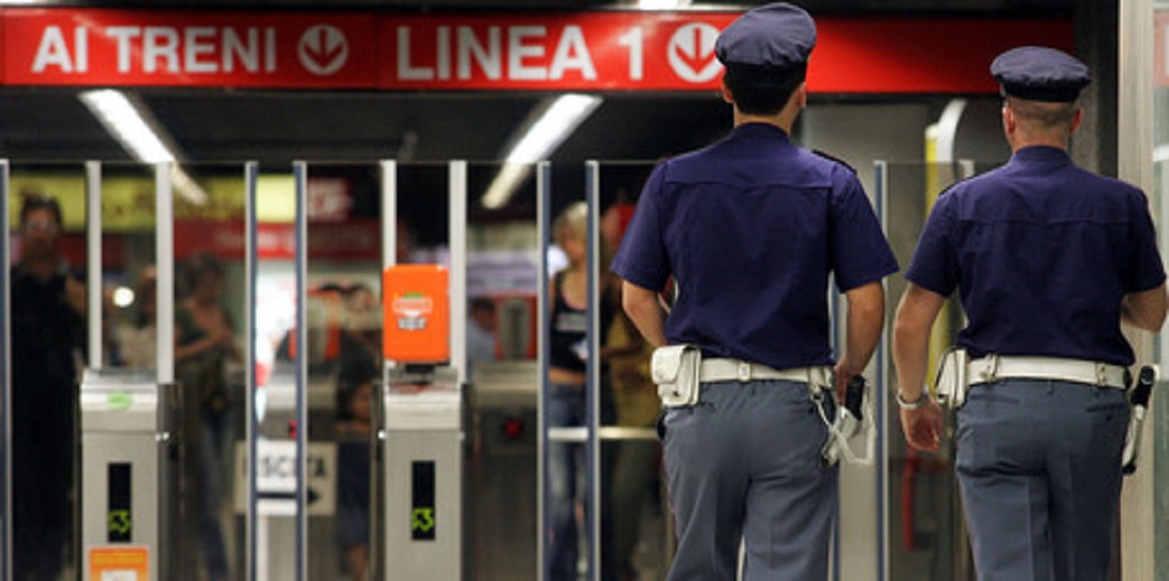 Milano, metro frena bruscamente: 9 passeggeri contusi, 5 portati in ospedale