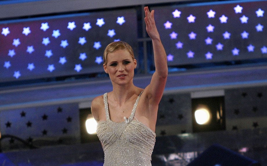 Michelle Hunziker "contestata". Ma è un flash mob per i diritti delle donne