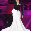 Anche il vestito bianco e nero era firmato dalla maison di famiglia