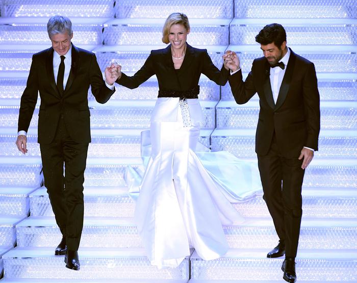 Michelle Hunziker scende le scale dell'Ariston tra Claudio Baglioni e Pierfrancesco Favino