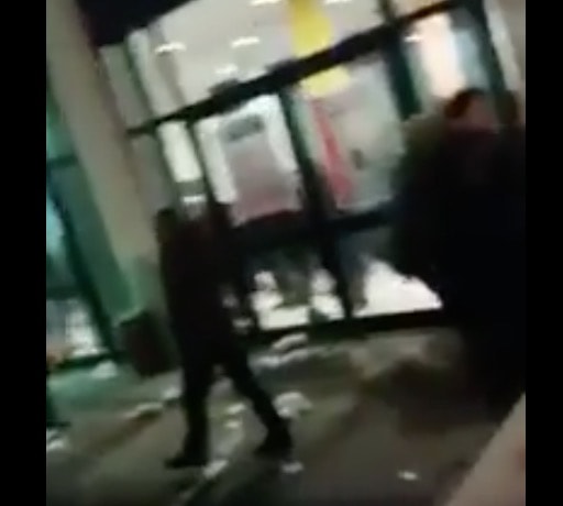 Gennaro Migliore contestato dai militanti di sinistra a Pomigliano