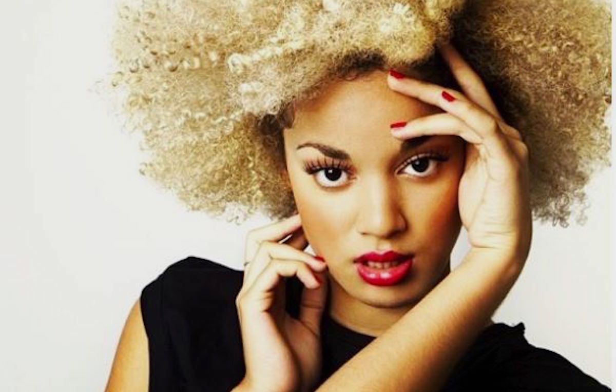 Mikaela Neaze Silva, la velina afro-bionda di Striscia dopo gli insulti razzisti molestata dai cyberbulli