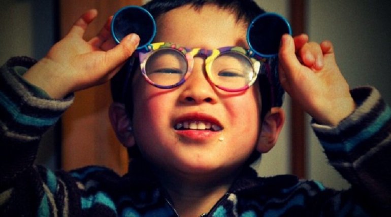 L'allarme dei medici: milioni di bambini miopi perché non trascorrono tempo all'aperto