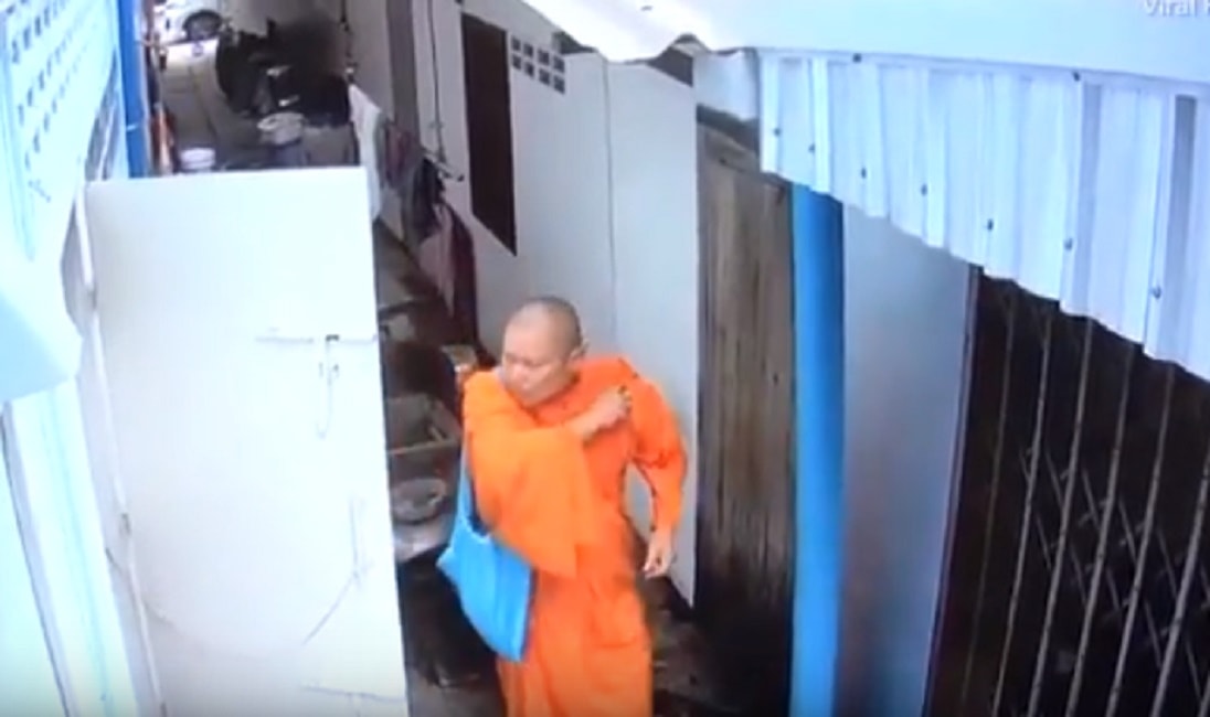 Thailandia, monaco buddista ruba mutande da donna appese sullo stendino