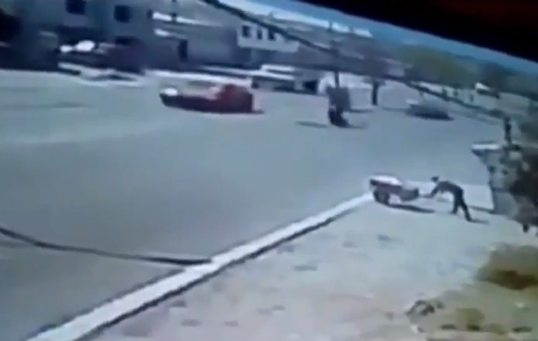 Auto cambia carreggiata: moto costretta a deviare e finisce malissimo