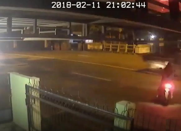 YOUTUBE Due ragazze in motorino fanno inversione a U