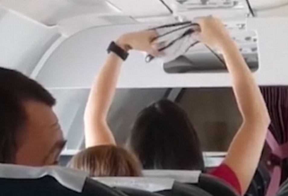 Stupore su un aereo ella Ural Airlines. Una passeggera asciuga le mutande sotto i bocchettoni
