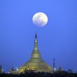 Luna rossa e blu Myammar