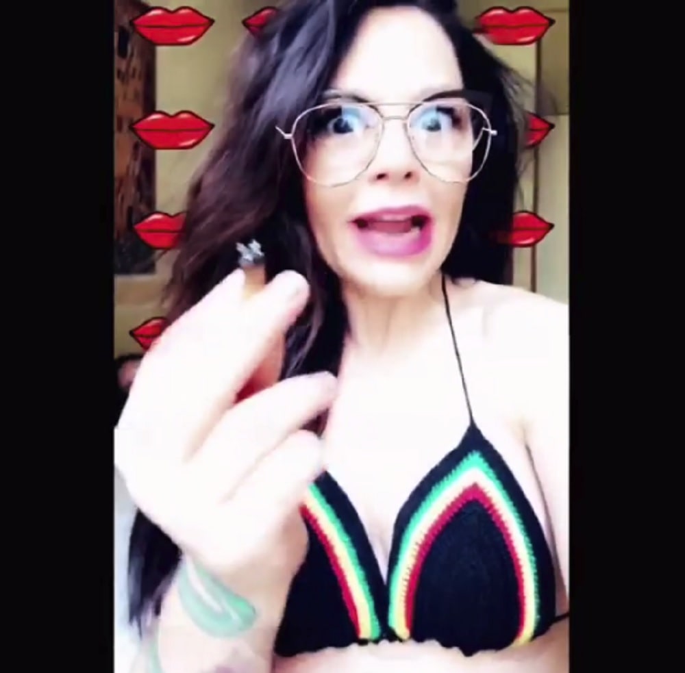 Isola dei Famosi, Naike Rivelli a Francesco Monte: "Se esci andiamo a fumare canne in Olanda"