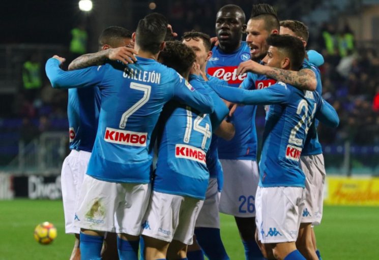 Serie A, Napoli demolisce Cagliari e vola a +4 sulla Juventus